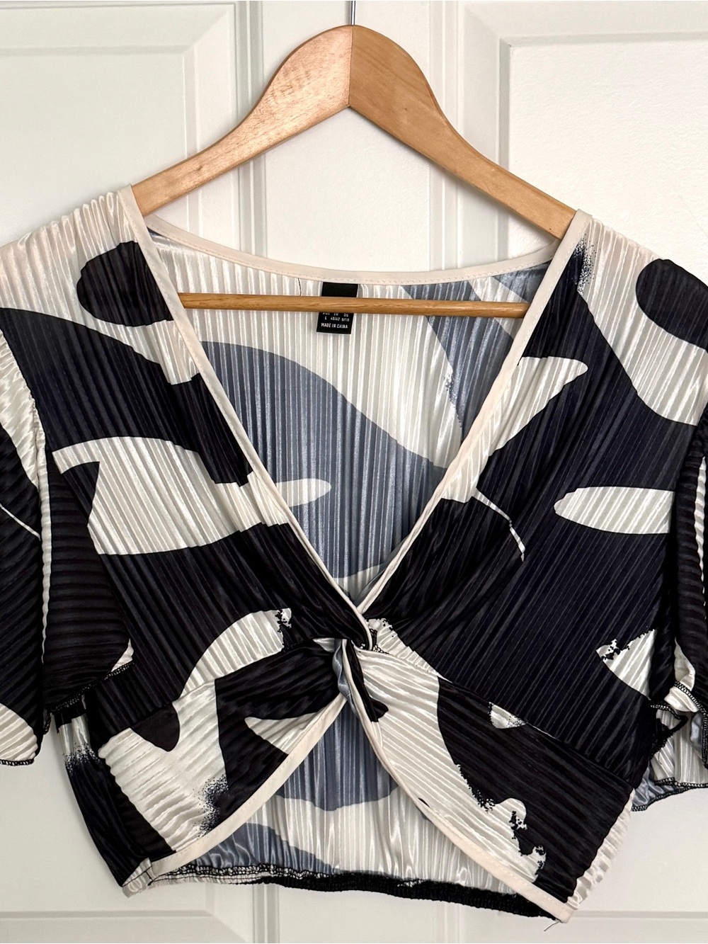 SHEIN Black & White Pleated Knot-Front Crop Top Size Large Twist Front V-Neck